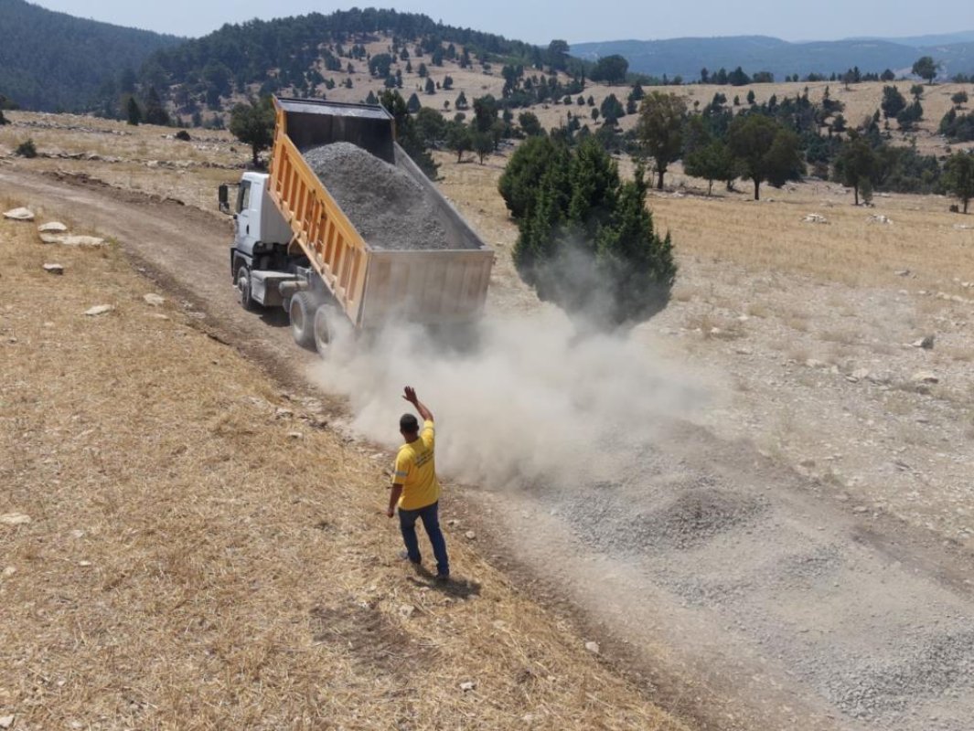 Tarsus'ta kırsal mahallelerde yol çalışmaları sürüyor