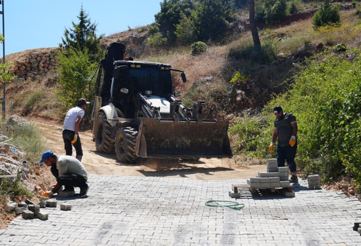  Tarsus'ta kırsal mahallelerin yolları parkeyle yenileniyor