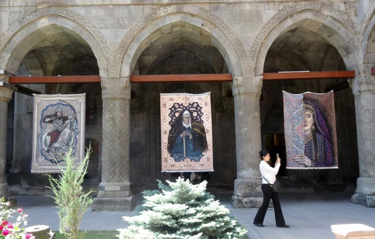 Türkiye'de bir ilki yapıyor: Kilim üzerine fırçasıyla Türk tarihini resmediyor
