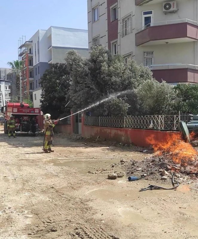 Defne’de doğalgaz borusuna verilen zarar sonrası alevler yükseldi