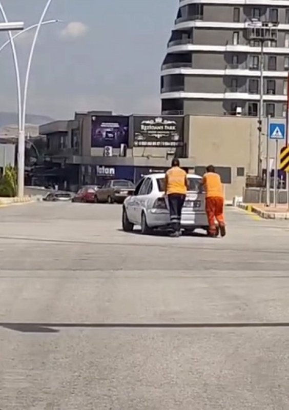 Çorum'da yolda kalan sürücünün yardımına belediye temizlik personeli koştu