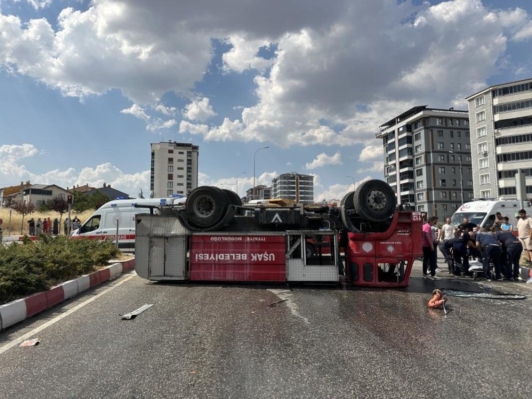 Uşak’ta itfaiye aracı ile kamyon çarpıştı: 2 itfaiye personeli yaralandı