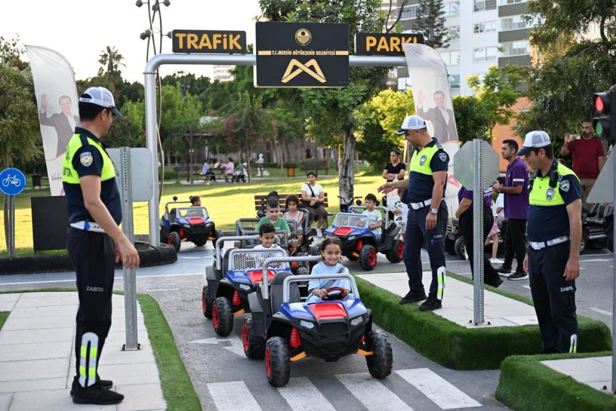 Mersin’de minikler trafik kurallarını direksiyon başında öğrendi
