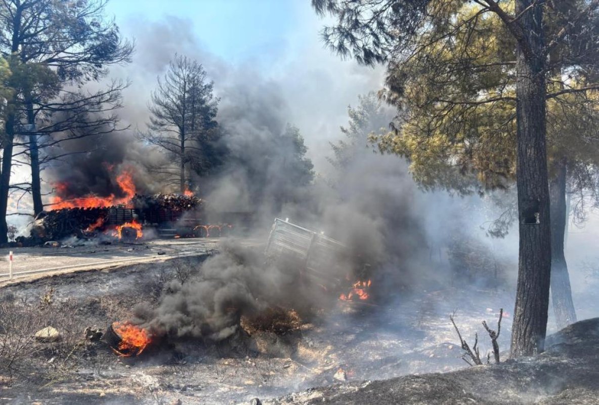 Mersin’de kaza sonrası araçlar alev aldı, yangın ormana sıçradı: 1 ölü, 2 yaralı