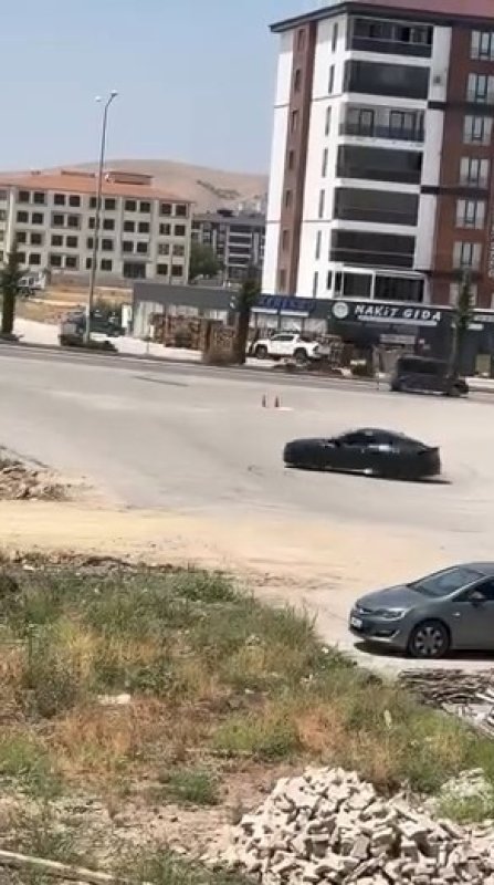  Elazığ’da lüks otomobiliyle drift yapan sürücüye 140 bin lira ceza