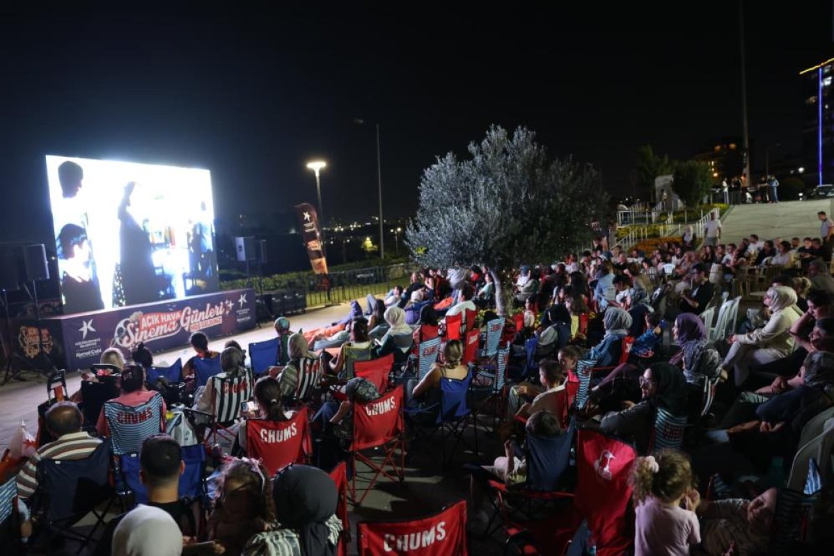  Küçükçekmece'de Açık Hava Sinema Günleri ‘Neşeli Günler' ile başladı