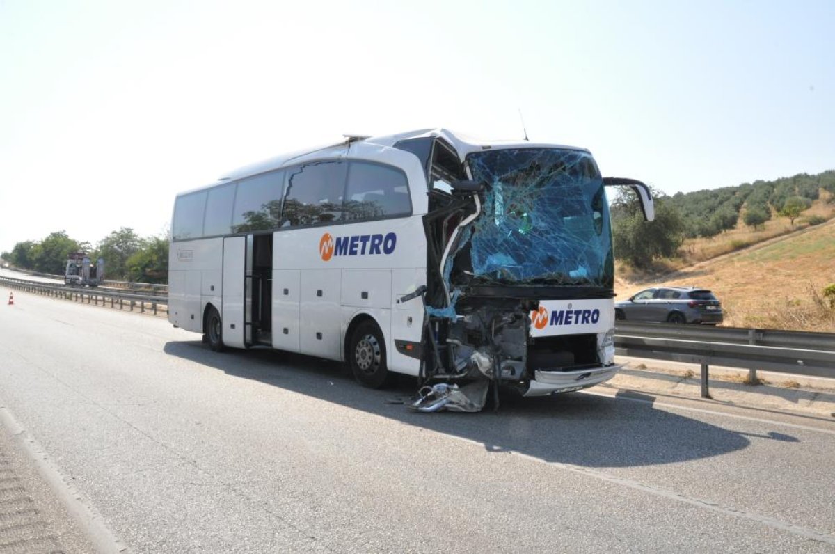Manisa'da yolcu otobüsü kamyona çarptı: 1 ölü, 7 yaralı