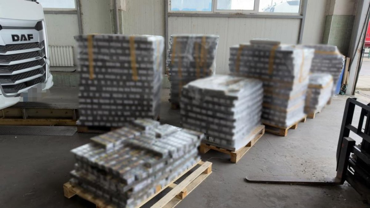  Hamzabeyli’den çıkan tırda 1 milyon 140 bin kaçak sigara ele geçirildi