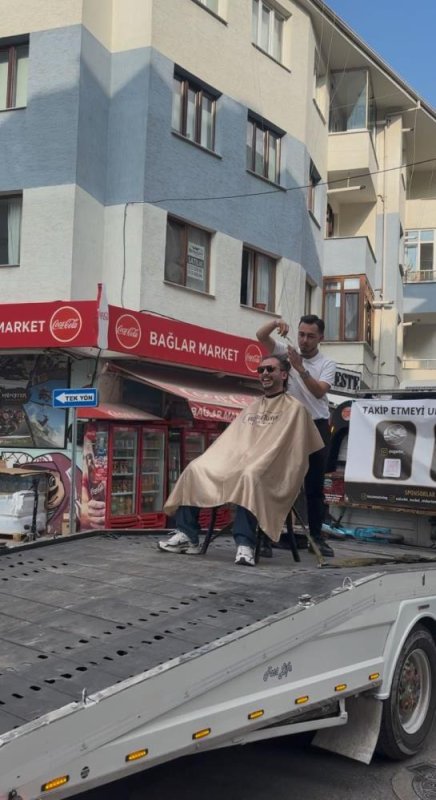 Eskişehir'de çekici üzerinde saç tıraşı oldular