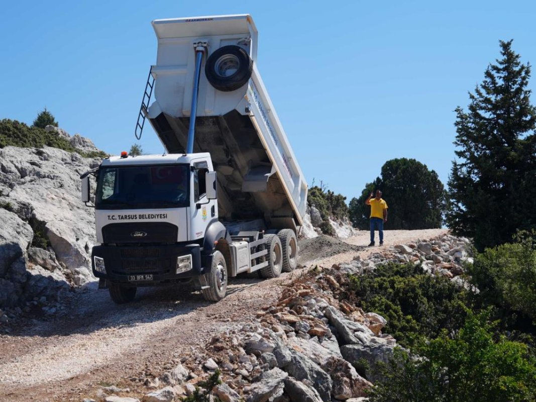 Tarsus’ta kırsal mahallelerin yol sorunu çözülüyor