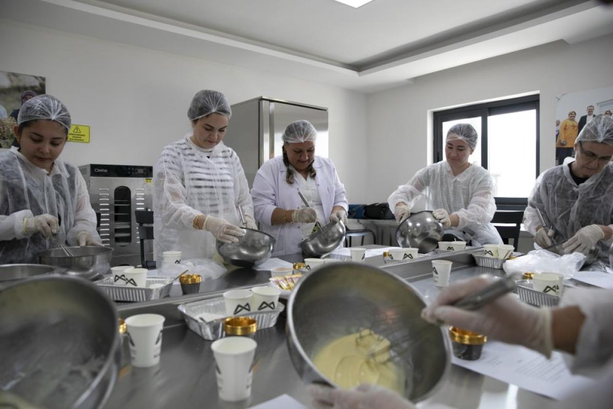 Mersin’in tescilli kan portakalı mutfak atölyesinde işlendi