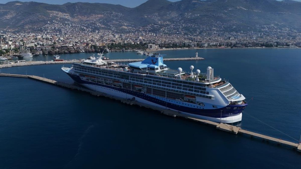 Lüks kruvaziyer bin 807 turist ile Alanya iskelesine demir attı
