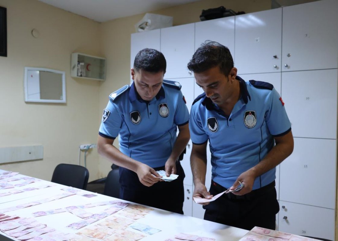 Antalya'da yakalanan dilencinin üzerinden 17 bin TL çıktı