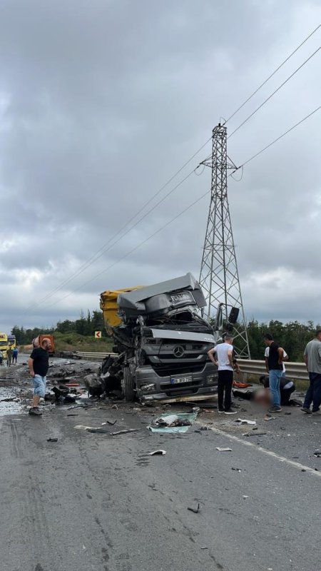 Şile'de korkunç kaza: Çarpışan 2 tır adeta paramparça oldu