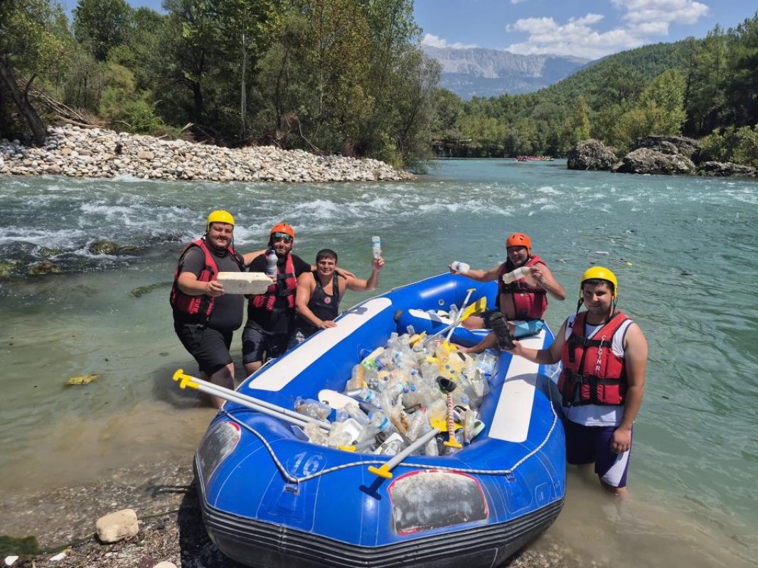 Beşkonak'ta raftingciler kürekleri bırakıp çöp topladı