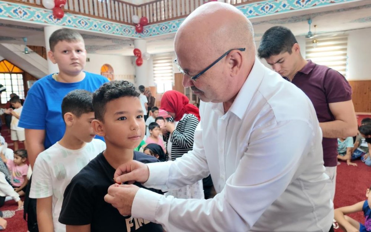 İmamın gönüllere dokunan geleneği: 26 yıldır çocukları ödüllendiriyor