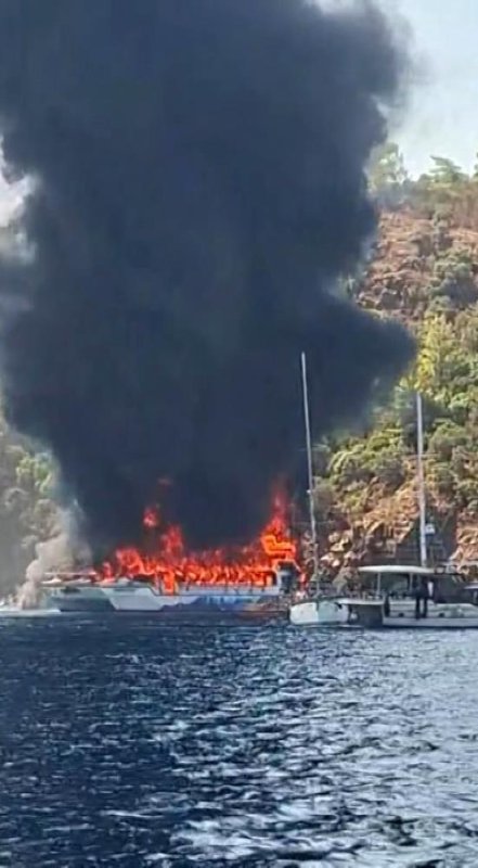 Fethiye'de gezi teknesi alev aldı: 115 kişi denize atladı