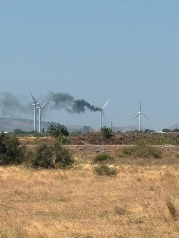 İzmir’de rüzgar gülü yandı