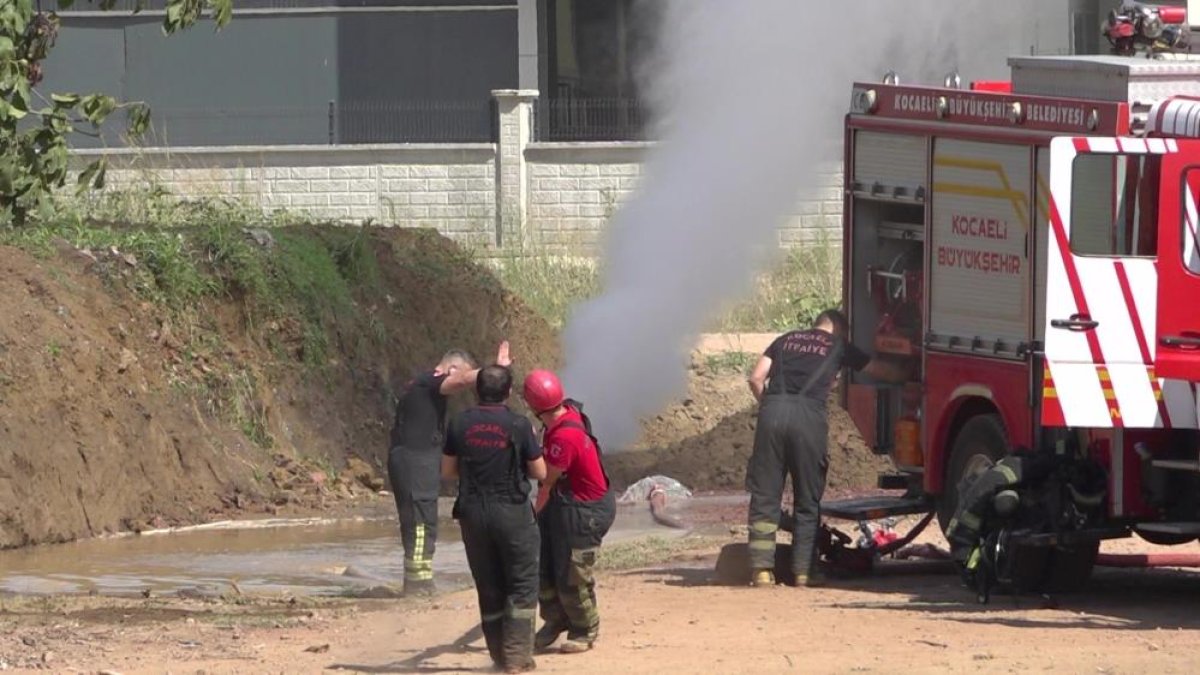 Kocaeli'de doğal gaz borusu delindi: Gaz metrelerce havaya yükseldi