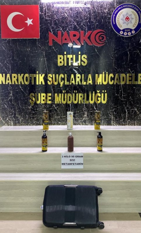  Şampuan şişelerinde 3 kilo sıvı metamfetamin ele geçirildi