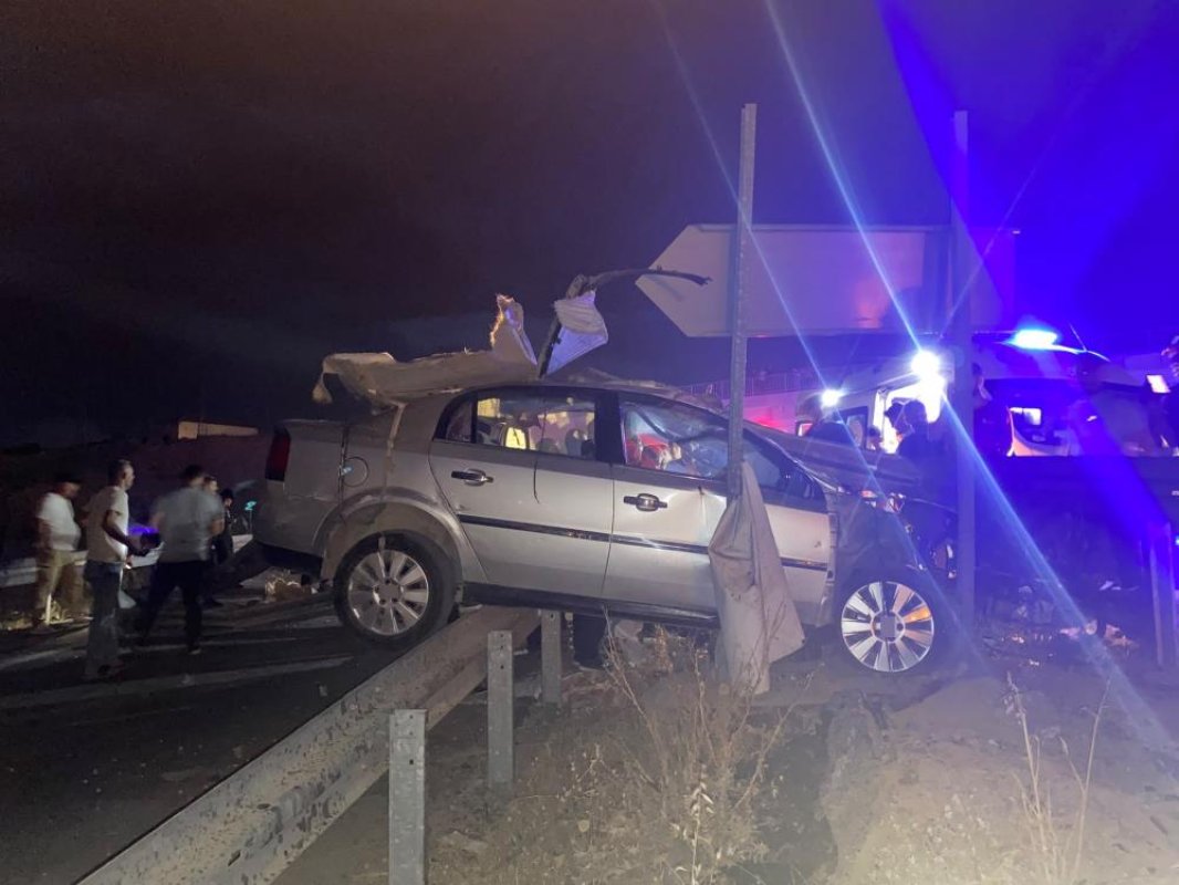 Malatya'da refüje çarpan otomobilin sürücüsü hayatını kaybetti