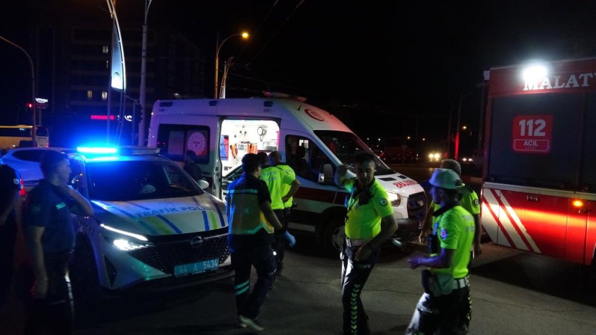 Malatya'da ekip aracı ile otomobil çarpıştı: 2'si polis, 3 yaralı