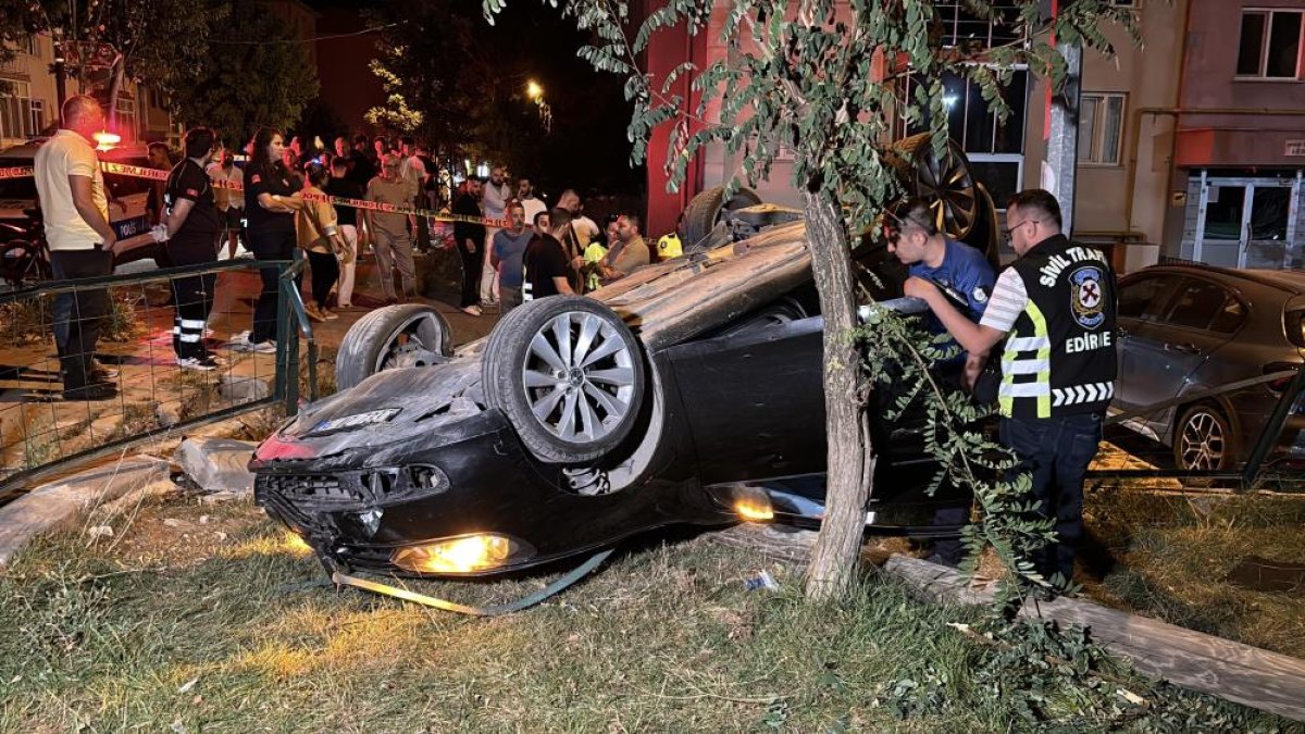 Edirne'de takla atan otomobilde bir kişinin parmağı koptu, ekipler kopan parmağı bulmak için seferber oldu