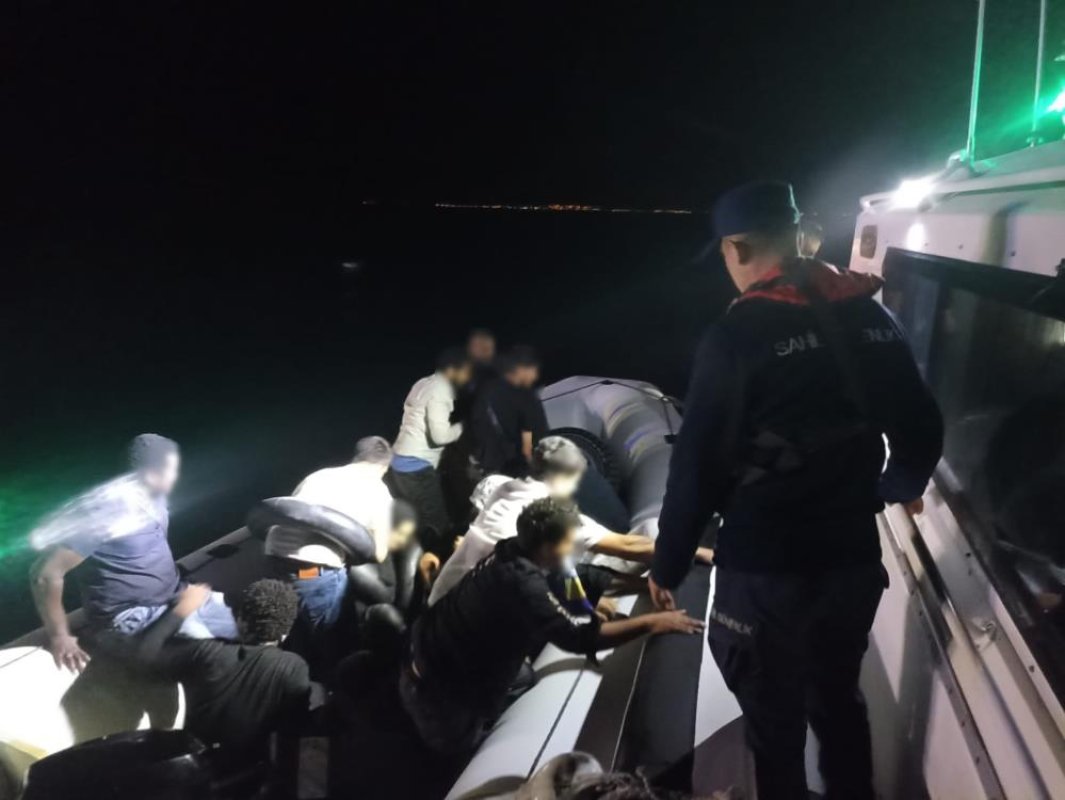 İzmir açıklarında 21 düzensiz göçmen yakalandı, 31 göçmen kurtarıldı