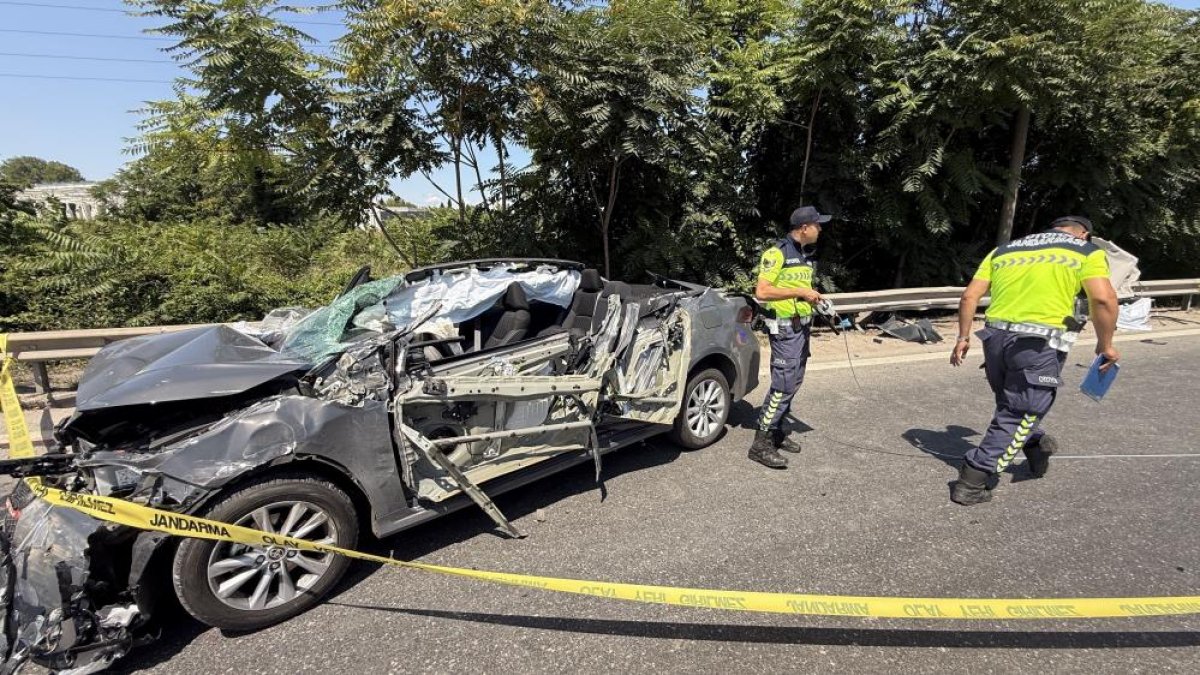 Tıra arkadan çarpan otomobilin tavanı koptu: Uzman onbaşı hayatını kaybetti