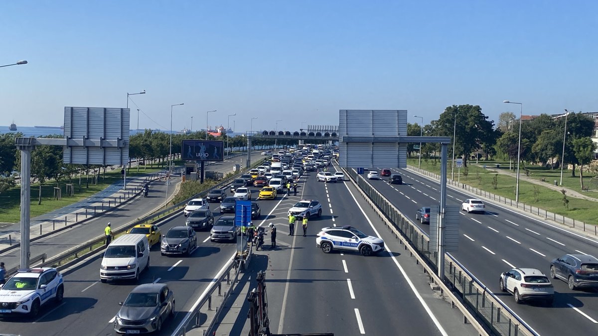 Zeytinburnu'nda panelvan araç alev alev yandı
