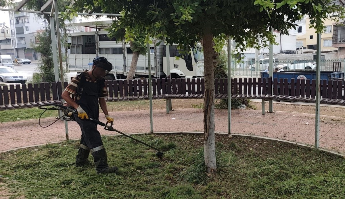 Mersin' de park ve yeşil alanlarda bakım çalışmaları sürüyor