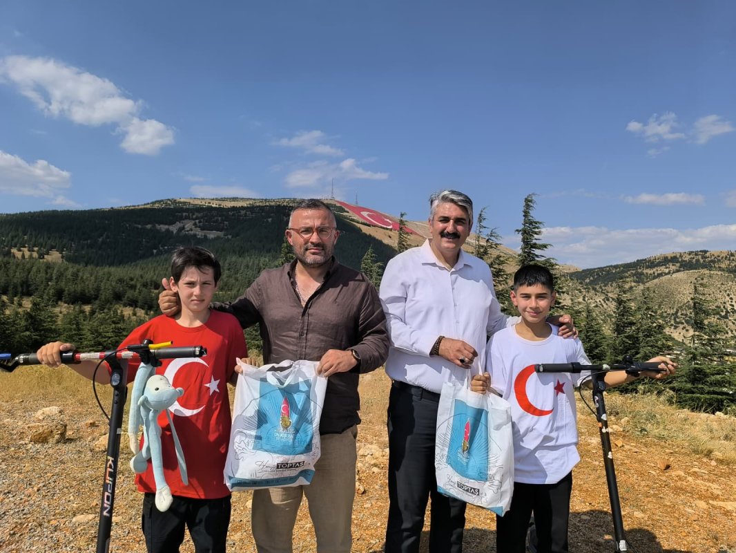 Scooterlarını bayrak sevgisi için sürdüler, zirvede dünyanın en büyük ay yıldızıyla buluştular