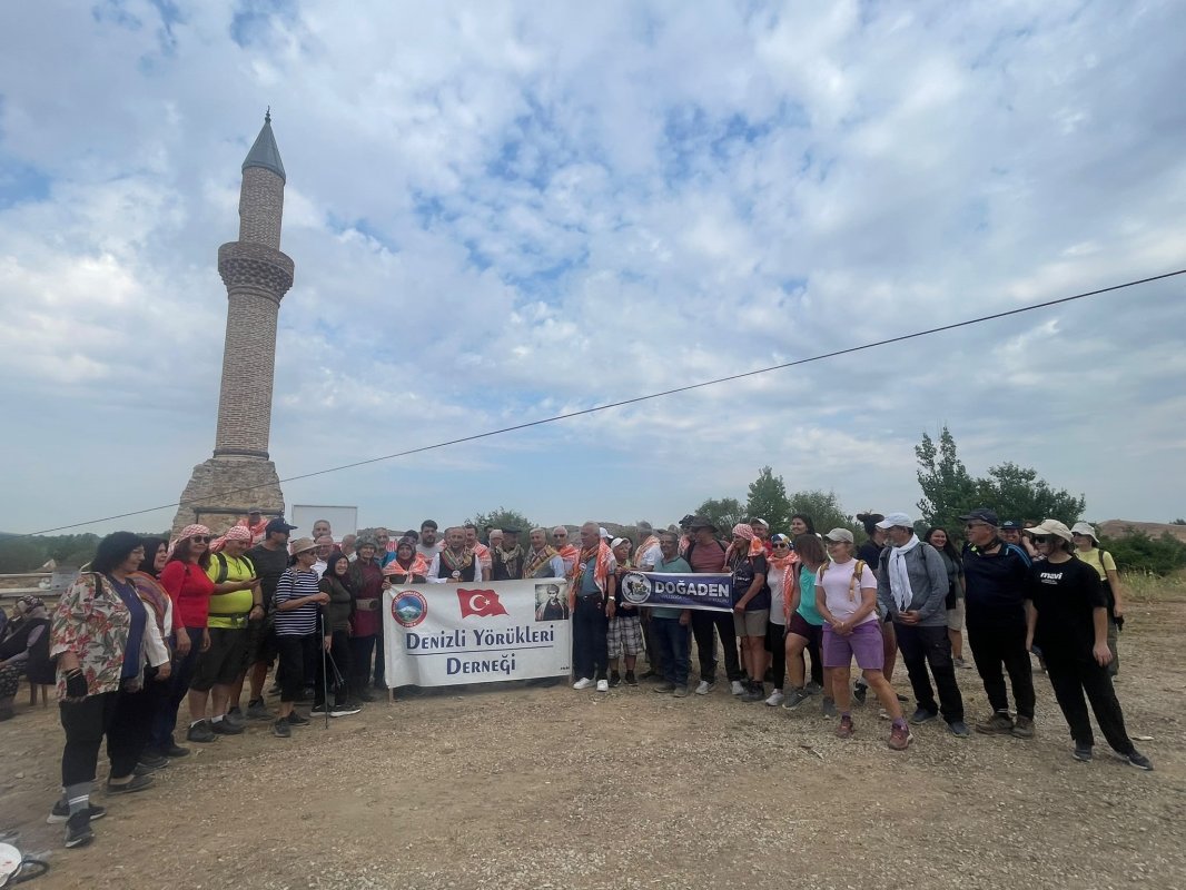 Çal’da geçmiş yeniden canlandı Deve ve atlardan oluşan kervan, asırlık güzergâhta yürüdü