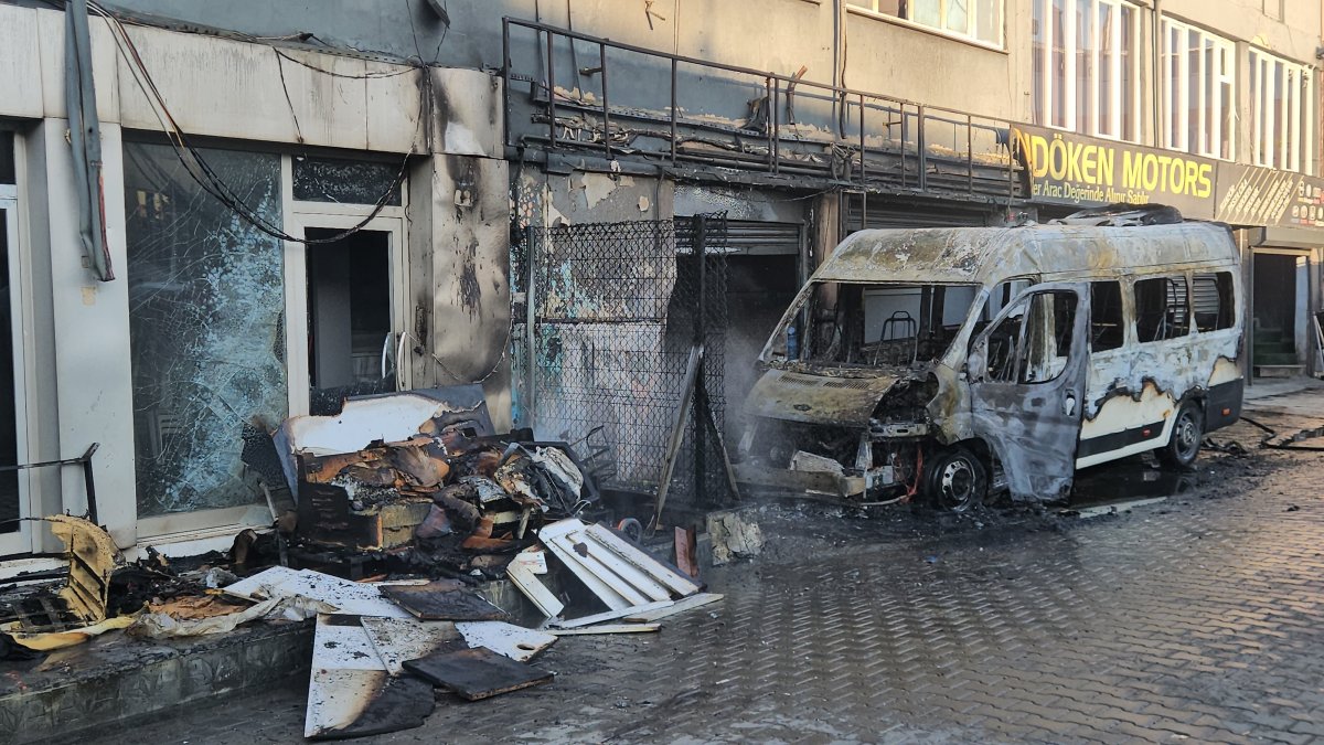 İkitelli'de sanayi sitesinde minibüste çıkan yangın dükkana sıçradı: Kundaklama şüphesi üzerinde duruluyor