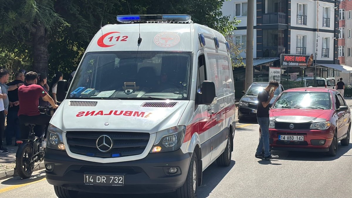 Bolu'da yaya geçidinde otomobil yaşlı adama çarptı: 1 yaralı