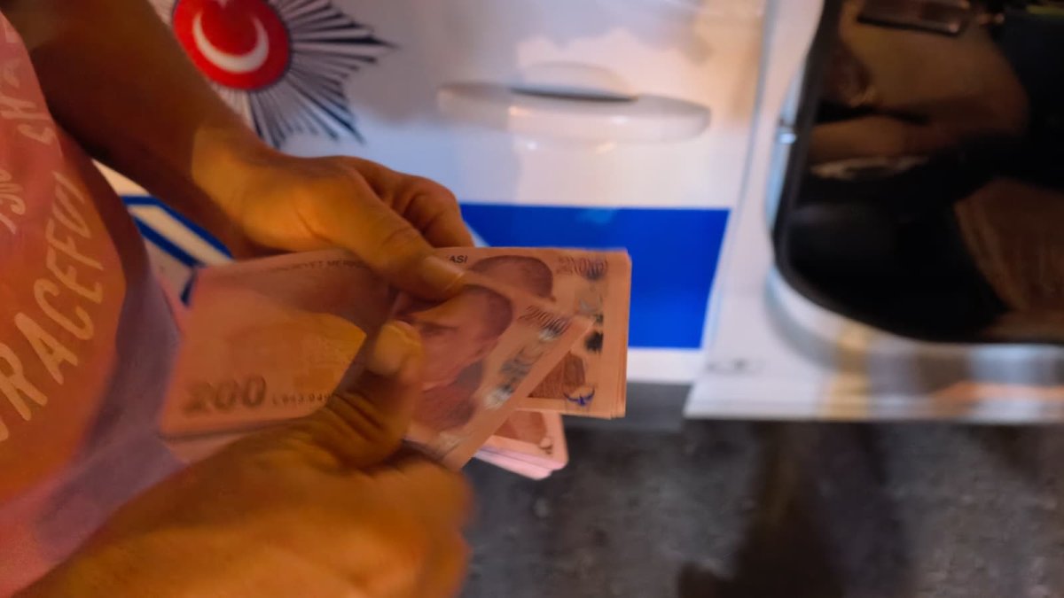 Duyarlı vatandaş, bulduğu 30 bin TL'yi sahibine ulaştırılması için polise teslim etti