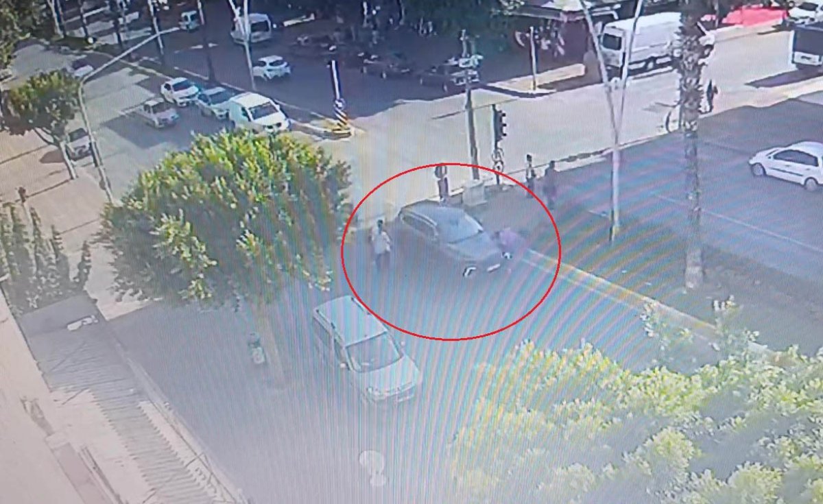 Otomobilin çarptığı kadın metrelerce savruldu