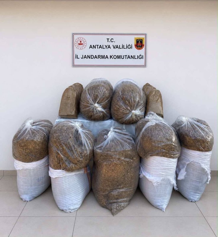 Antalya'da kaçak tütün operasyonunda 365 kilo tütün ele geçirildi