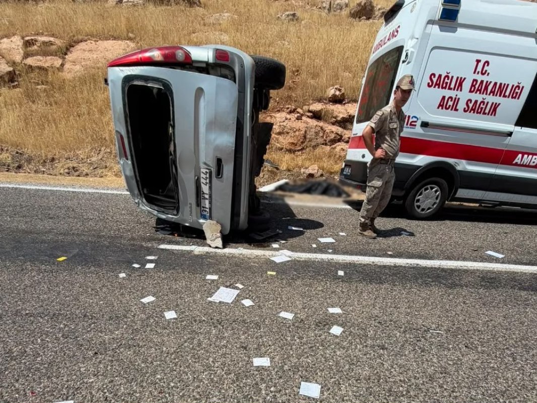 Mardin'de hafif ticari araç takla attı: 1 ölü, 1 yaralı