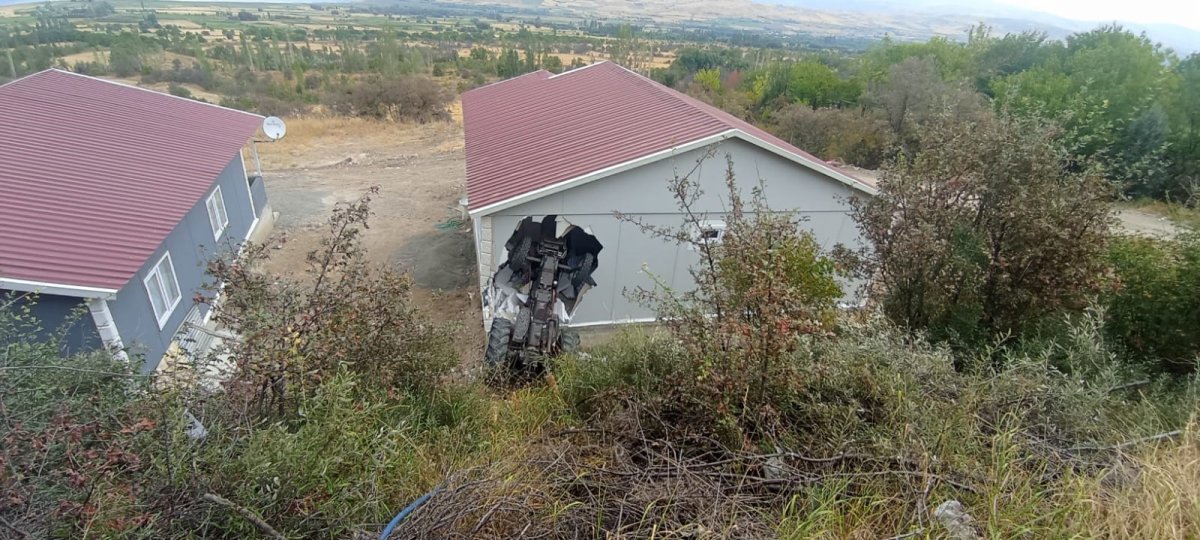 Sivas'ta traktör evin duvarını yıktı: 8 yaşındaki çocuk yaralandı