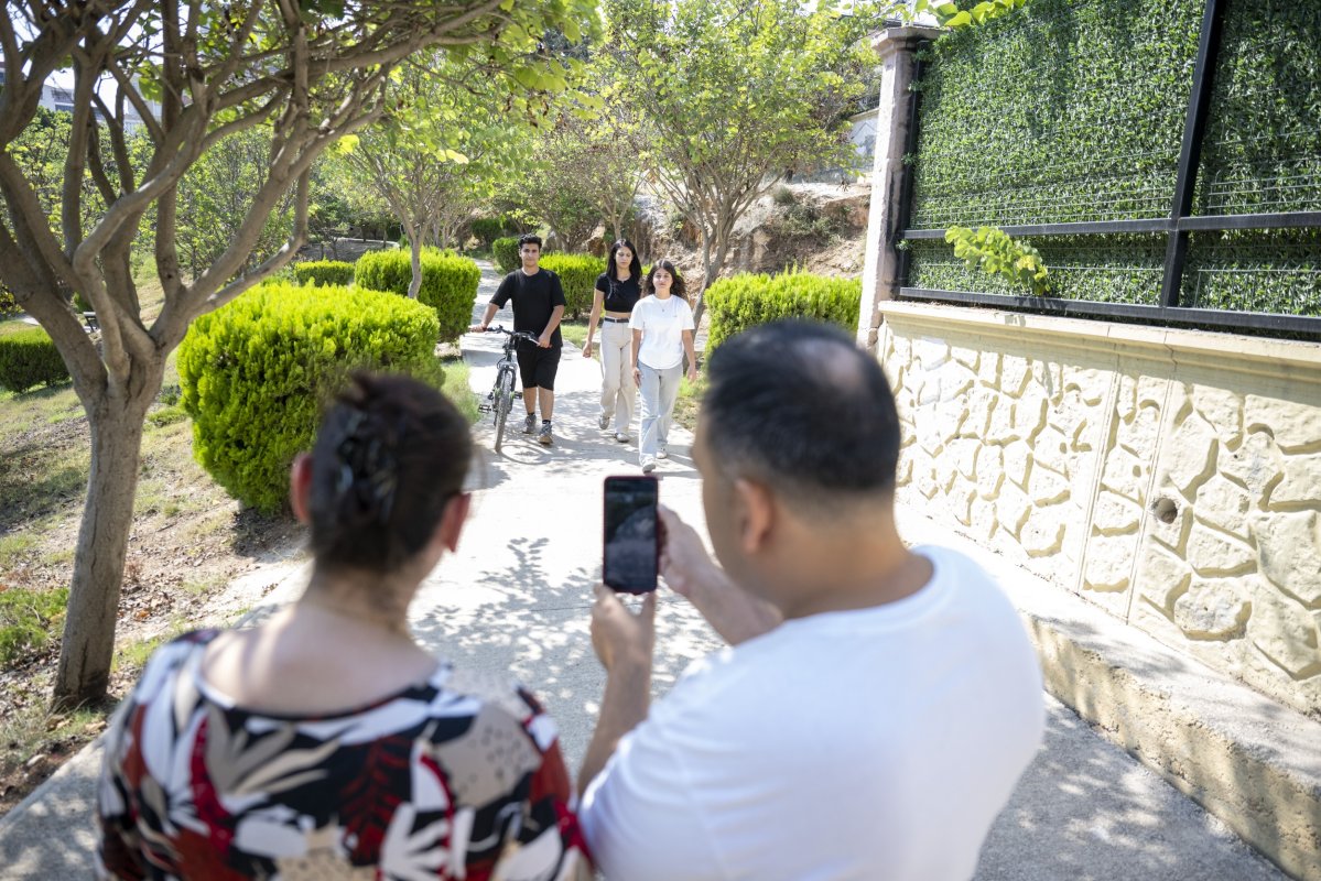 Mersin'de liseli gençlerden görme engelliler için yapay zeka destekli asistan