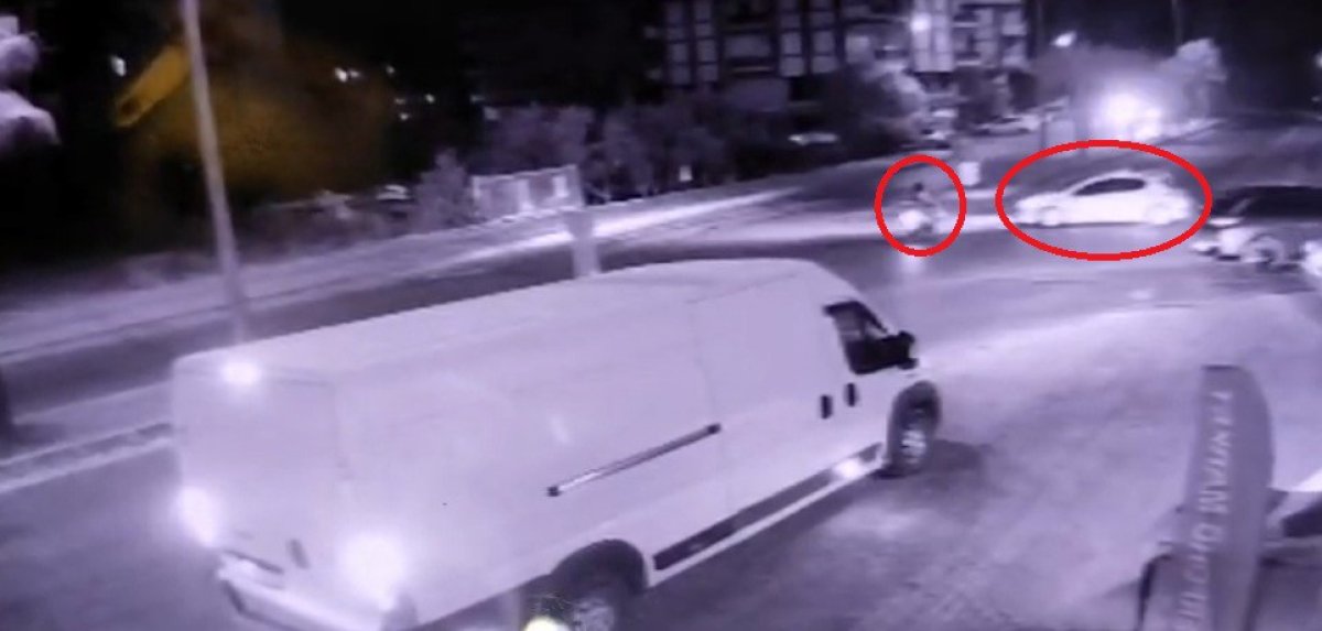 Otomobille çarpışan motosikletlinin yola savrulduğu anlar kamerada