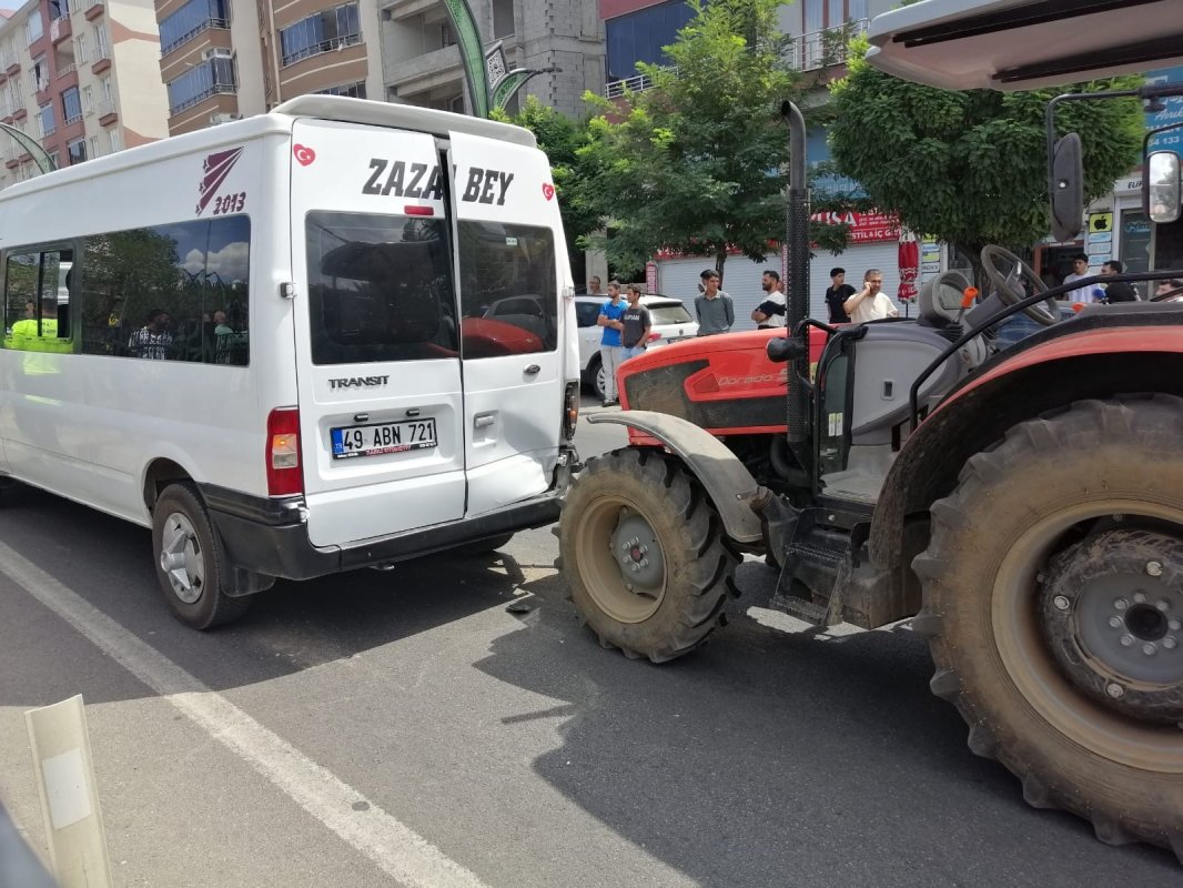 Bingöl'de zincirleme kaza: 4 araç çarpıştı