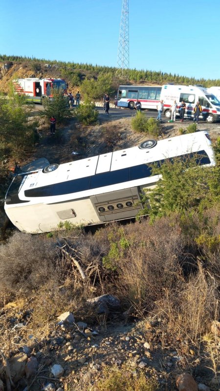 İzmir'de otobüs ve otomobil şarampole devrildi: 2 ölü, 1 yaralı