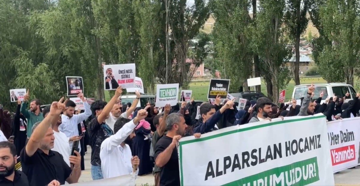 Kuytul taraftarları Erzurum'da cezaevi önünde izinsiz gösteri yaptı