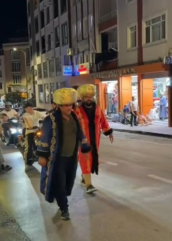 Sinop'ta padişah kostümüyle sıra dışı yürüyüş