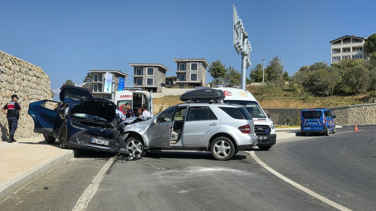 Yalova'da 2 otomobil çarpıştı: 4 yaralı