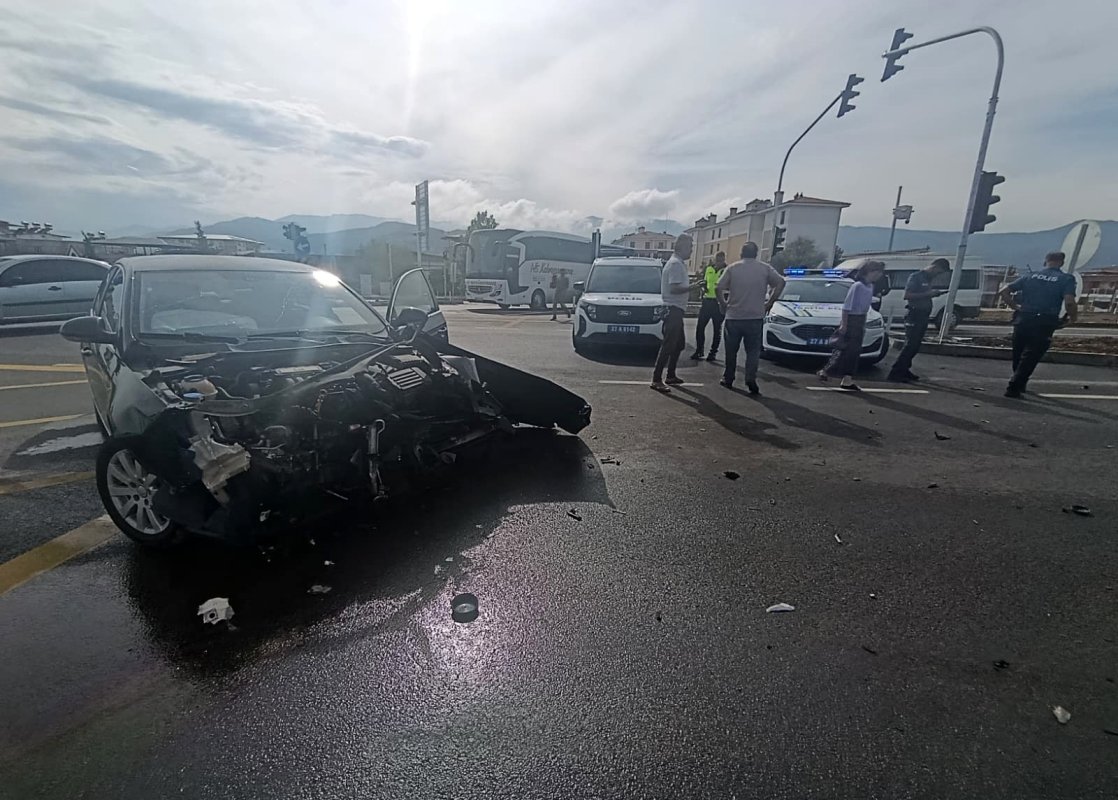 Gaziantep'te 2 otomobil kavşakta çarpıştı