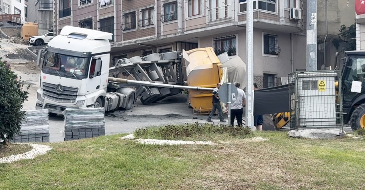 Kağıthane’de kum yüklü hafriyat kamyonunun dorsesi devrildi