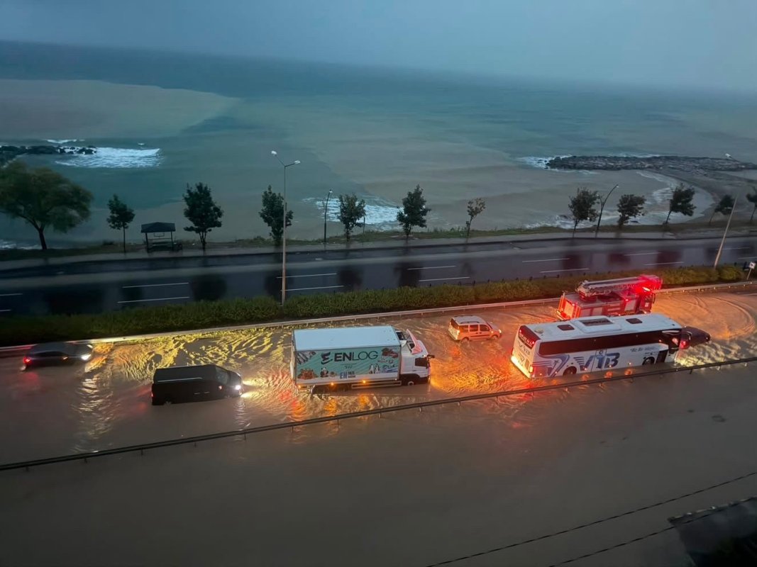 Giresun'da sağanak yağış Karadeniz Sahil Yolu'nu suyla doldurdu